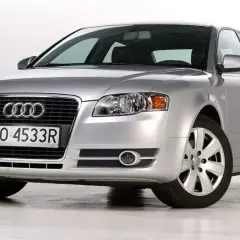 Srebrne Audi B7 z polskimi tablicami PO 4533R, prezentujące się na białym tle.
