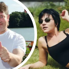 Mężczyzna z kciukiem w górę i kobieta w okularach przeciwsłonecznych, jak z zespołów disco polo lat 90.