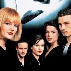 Krzyk 4 obsada: Neve Campbell, Courteney Cox, David Arquette, Emma Roberts i Hayden Panettiere w mrocznym klimacie.
