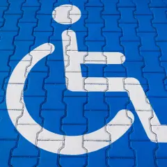 Czy opiekun osoby niepełnosprawnej może korzystać z karty parkingowej? Sprawdź zasady