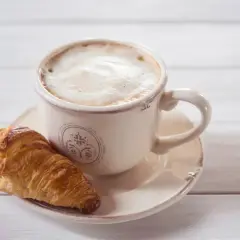 Idealna kawa po przebudzeniu z chrupiącym rogalikiem.