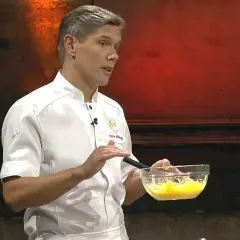 Kock visar hur man gör hollandaisesås recept.