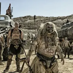 Postapokaliptyczne filmy sci-fi: Imperator Furiosa i jego wojownicy w pustynnym krajobrazie, otoczeni zmodyfikowanymi pojazdami.