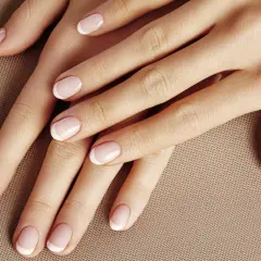 Dłonie z perfekcyjnym manicure french hybryda. Delikatny róż i biel na paznokciach.