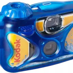 Niebieski aparat jednorazowy Kodak z widocznym filmem. Dowiedz się, jak wywołać zdjęcia z aparatu jednorazowego, aby zachować wspomnienia.