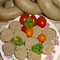 Kruche plastry bułczanki, pomidorki i kawa. Idealne na śniadanie.