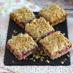 Färska bitar av hallonpaj smulpaj med en krispig topping. Perfekt till fikat!