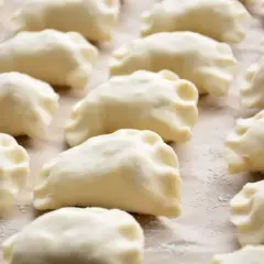 Gotowe do gotowania pierogi, przygotowane według prostego ciasto na pierogi przepis. Idealne na rodzinny obiad.