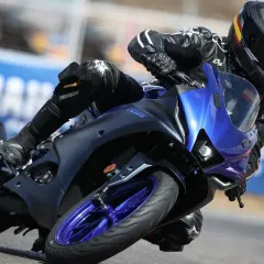 Piloto en Yamaha R125 azul inclinado en curva, demostrando su potencial de yamaha r125 top speed en pista.