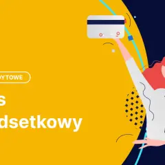 Karta kredytowa z okresem bezodsetkowym. Uśmiechnięta kobieta trzyma kartę.