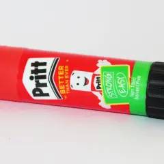 Sztyft kleju Pritt, nie cyjanoakryl, z napisem "Strong Easy". Idealny do prac plastycznych i napraw.