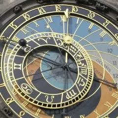 Zegar astronomiczny z figurami, w tym szkieletem, pokazuje czas. To jak podróż w czasie, która zatrzymała się na chwilę.