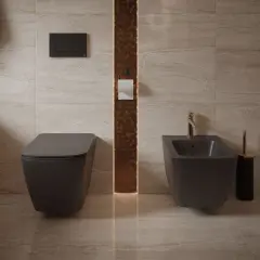 Nowoczesna łazienka z podwieszaną toaletą i bidetem. Bidet służy do higieny intymnej, zapewniając świeżość.