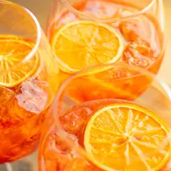 Aperol z czym pić? Orzeźwiający drink z pomarańczą i lodem w kieliszkach. Idealny na lato.