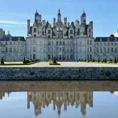 Zamek Chambord, jeden z najpiękniejszych we Francji, odbija się w wodzie. Poznaj ciekawostki o Francji!