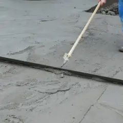Jak przyspieszyć schnięcie wylewki i uniknąć pęknięć w betonie