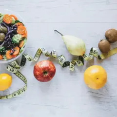 Zdrowa dieta, owoce, warzywa i miarka krawiecka. Czy to dieta FODMAP? Co to jest?