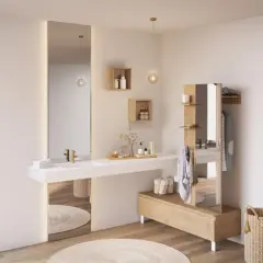 Élégante salle de bain parentale avec baignoire, double vasque, rangements en bois et vue sur la chambre.