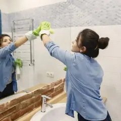 Czym umyć lustro bez smug? Odkryj sprawdzone sposoby i triki!