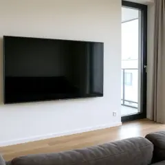 Jaką wysokość montażu telewizora 55 cali wybrać, aby nie żałować?