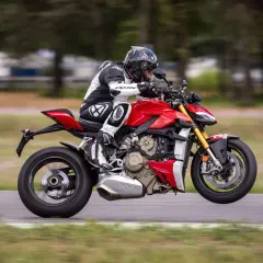 Motocyklista na torze na czerwonym Ducati Streetfighter V4. Poznaj jego ducati streetfighter v4 dane techniczne.