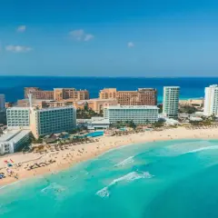 Traumhafter Strand in Mexiko, Cancun. Türkises Meer, weiße Hotels und Palmen säumen die Küste.
