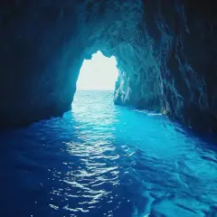 L'acqua cristallina della grotta azzurra di Taormina riflette la luce del sole, creando un'atmosfera magica.