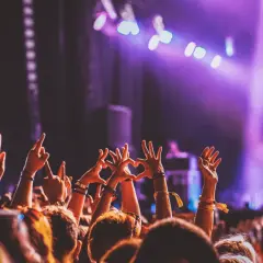 Rytmiczna elektronika: Poznaj polską scenę, gatunki i festiwale