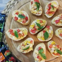Zapiekanki z mozzarellą, pomidorami i bazylią na grzankach.