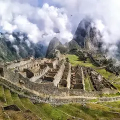 Machu Picchu, ukryte w chmurach, zachwyca kamiennymi budowlami i tarasami. Ciekawostki o tym miejscu pobudzają wyobraźnię.