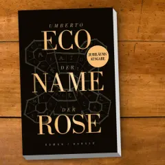 Umberto Eco, der autor von der Name der Rose, auf dem Buchcover einer Jubiläumsausgabe.