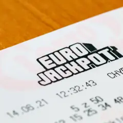 Fragment kuponu Eurojackpot z widocznym logo, datą, godziną i numerami.