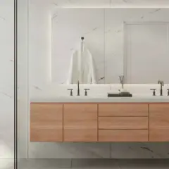 Nowoczesna łazienka z wanną, podwójną umywalką i toaletą. Eleganckie płytki imitujące marmur i drewniana szafka pod umywalkę tworzą przytulną atmosferę. Idealne rozwiązanie IP20 do łazienki.