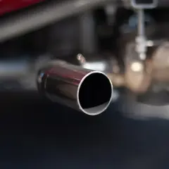Tubo de escape cromado de un coche, parte del silenciador de explosiones.