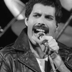Freddie Mercury śpiewa do mikrofonu, jego ostatnie chwile przed śmiercią były pełne pasji.