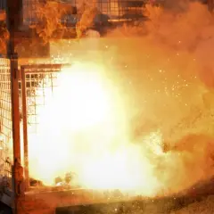 Ein Metallkäfig wird von einer gewaltigen Explosion aus Feuer und Rauch erfasst. Es ist beeindruckend zu sehen, dass metall brennen kann.