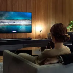 Czy telewizor emituje niebieskie światło? Poznaj skutki dla zdrowia