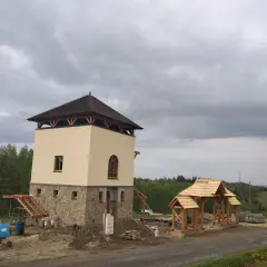 Budowa wieży widokowej w Czarnorzekach. Obok powstaje drewniana wiata.