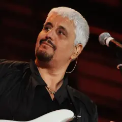 Pino Daniele, con la sua chitarra bianca, ricorda i testi di una bambina.