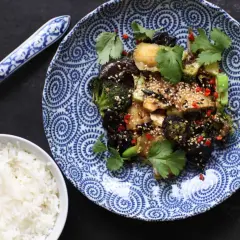 En smakrik tofu wok med broccoli, svamp och chili, toppad med sesamfrön och koriander. Serveras med ris.