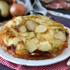 Tarte raclette sans pomme de terre, une création dorée et croustillante, prête à régaler.