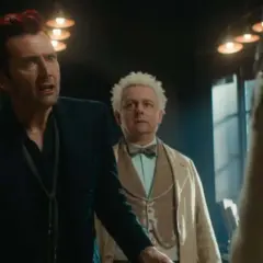 Crowley et Aziraphale, dans une scène qui pourrait annoncer la bonne omens saison 3, semblent surpris par un nouvel événement.