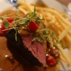 Perfekt tillagad oxfile sous vide med krämig sås, pommes frites och färska örter. En festmåltid!