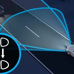 Inteligentne światła drogowe dostosowują się do ruchu, oświetlając drogę bez oślepiania innych.