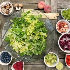 Salade colorée avec fruits et légumes. Les champignons, souvent considérés comme un aliment interdit pour tendinite, sont présents.