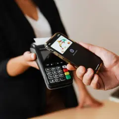 Zbliżasz telefon do terminala, by zapłacić. Wiesz już, jak włączyć NFC w telefonie, by płatności były szybkie i wygodne.