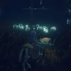 Rycerz na koniu w Elden Ring zbiera łzy larwy wśród nocnej mgły i wysokiej trawy.