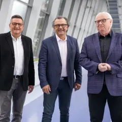 Trzech mężczyzn w garniturach, wyglądają jakby mieli zaraz zacząć występ. Ot to kabaret!