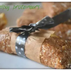 Äppelpaj proteinbars, perfekt för en hälsosam fika. Ett enkelt recept på proteinbars med äppelpajsmak.