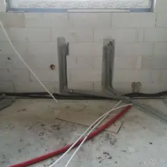 Tynki czy hydraulika – dlaczego kolejność ma kluczowe znaczenie w budowie